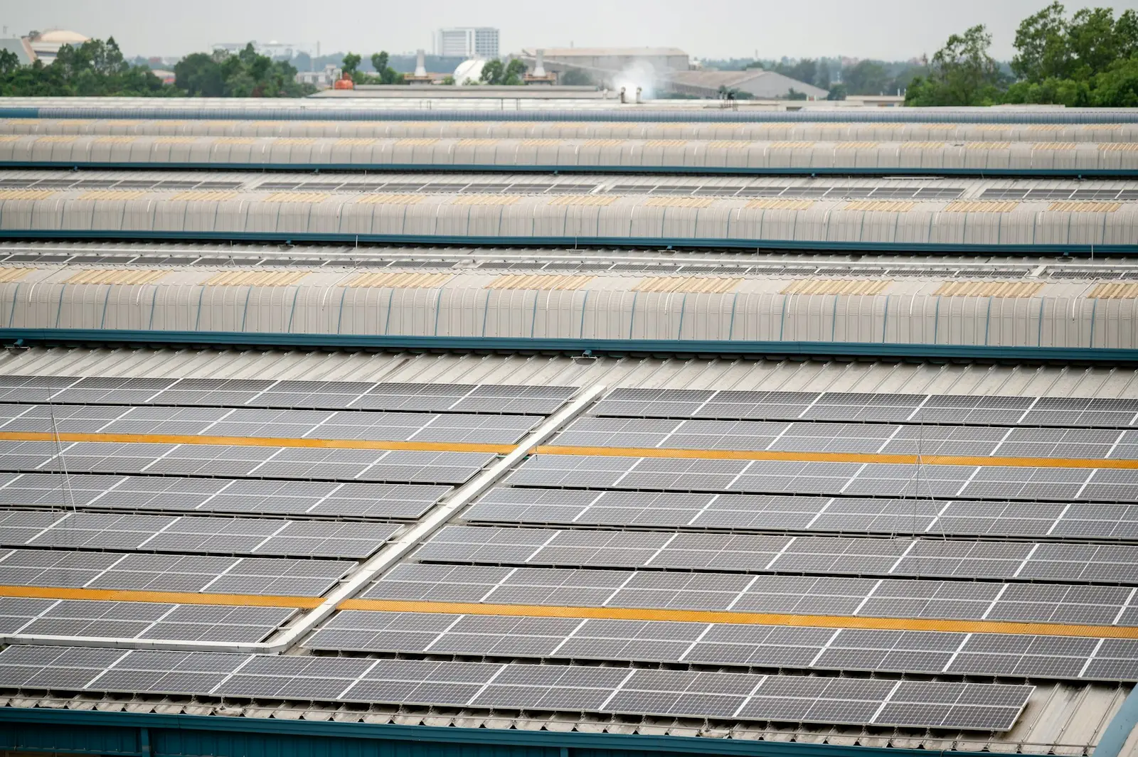 Panneaux solaires sur toiture entrepôt logistique vue aérienne — installation photovoltaïque industrielle France - DIGITALSUN ENR