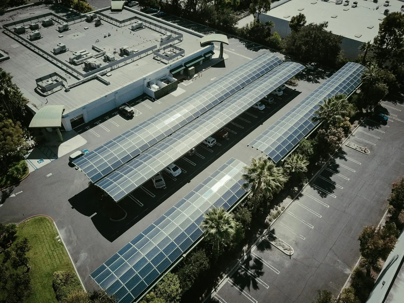 Ombrière photovoltaïque sur parking d'entreprise vue aérienne - borne de recharge photovoltaïque entreprise - DIGITALSUN ENR