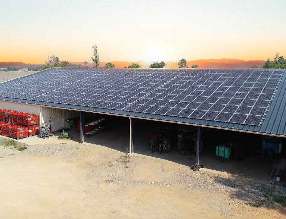 Location de toiture photovoltaïque pour agriculteur : valorisez votre bâtiment