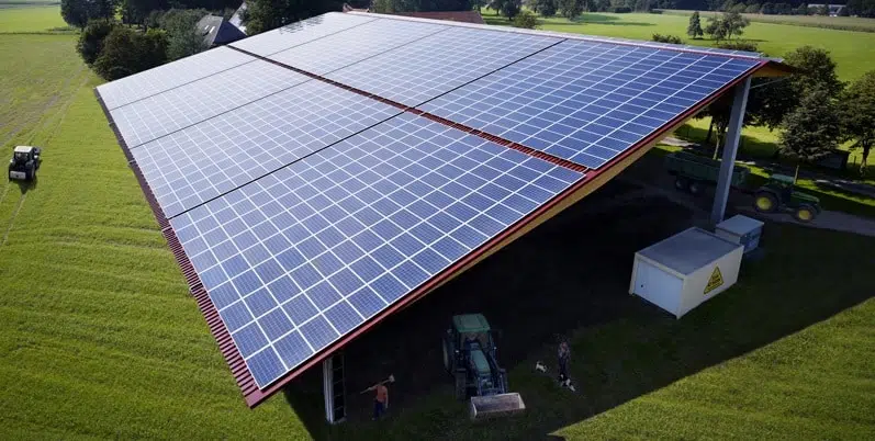 panneaux solaire d'un hangar agricole 