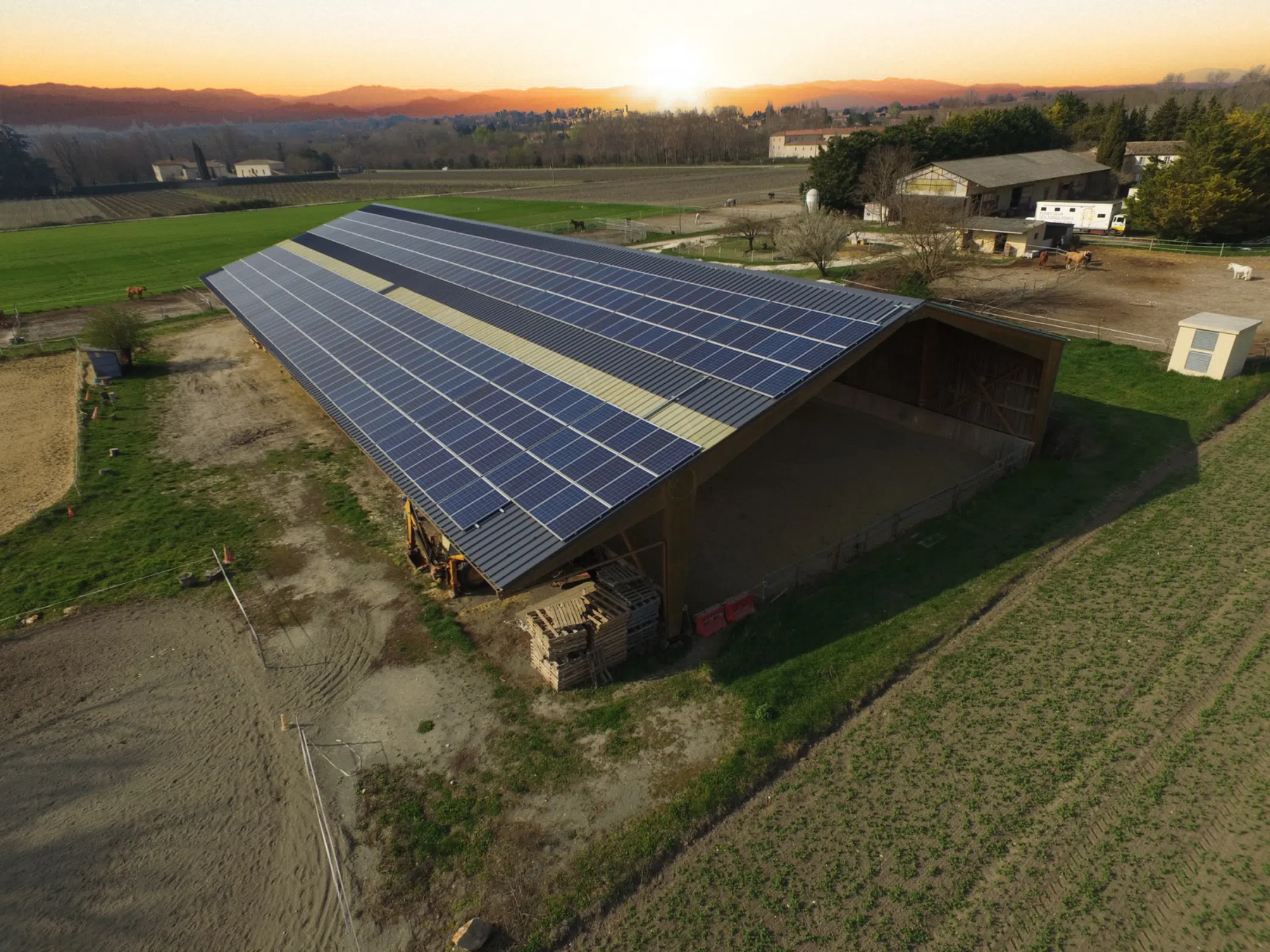 Hangar solaire photovoltaïque