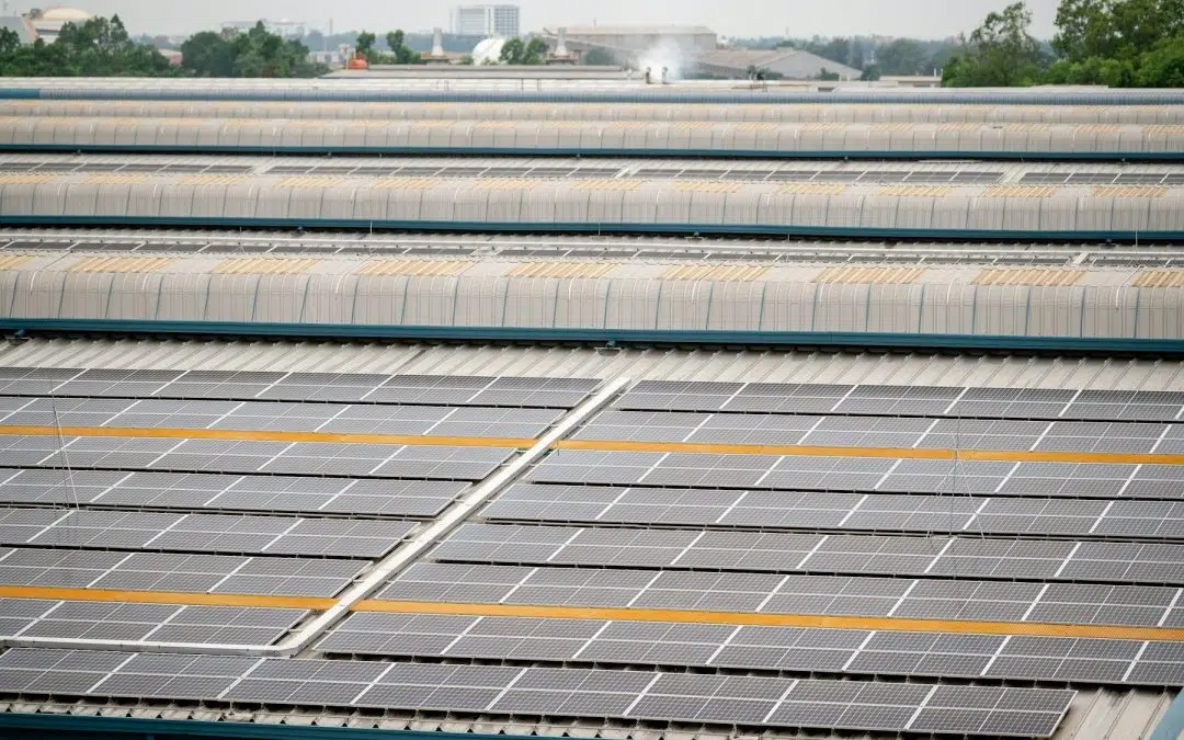 Panneaux solaires sur toiture entrepôt logistique vue aérienne — installation photovoltaïque industrielle France - DIGITALSUN ENR