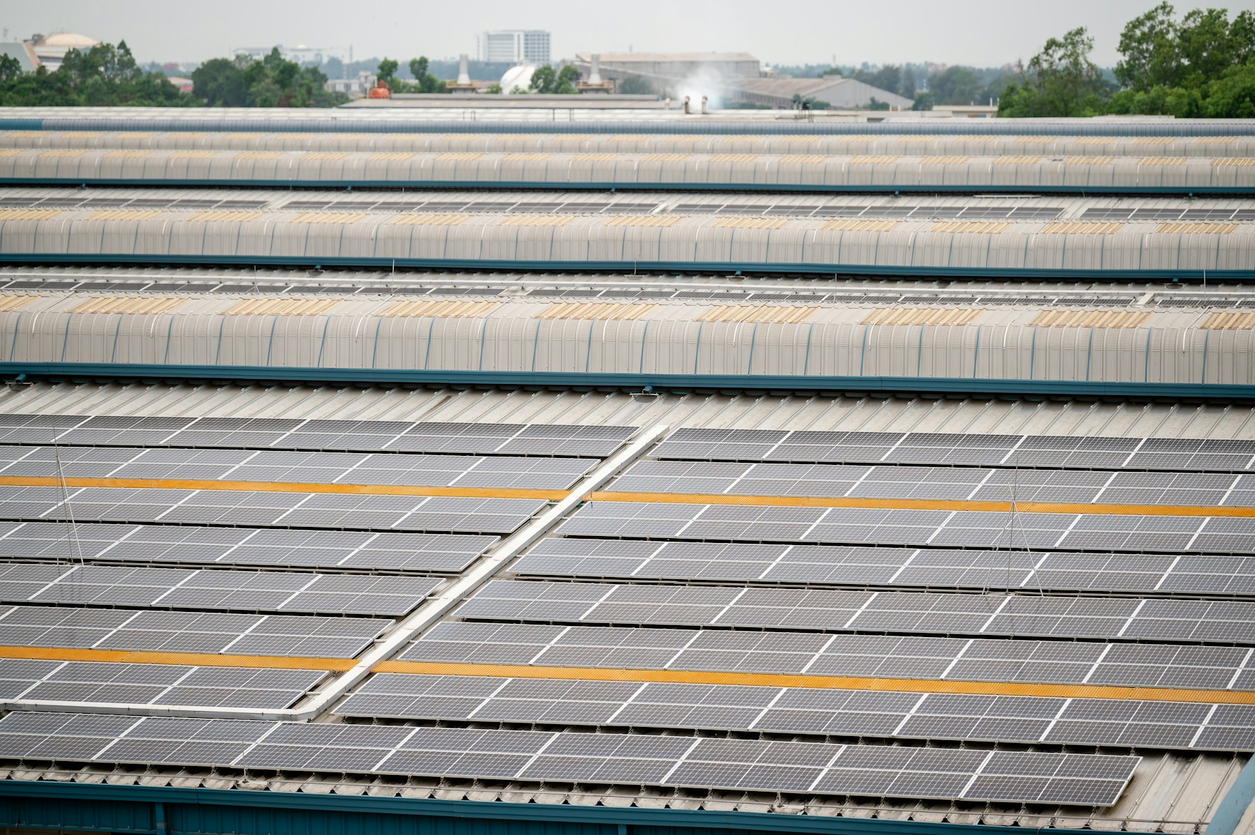 Centrale photovoltaïque sur toiture entrepôt vue aérienne - cas concret installation panneaux solaires entrepôt - DIGITALSUN ENR