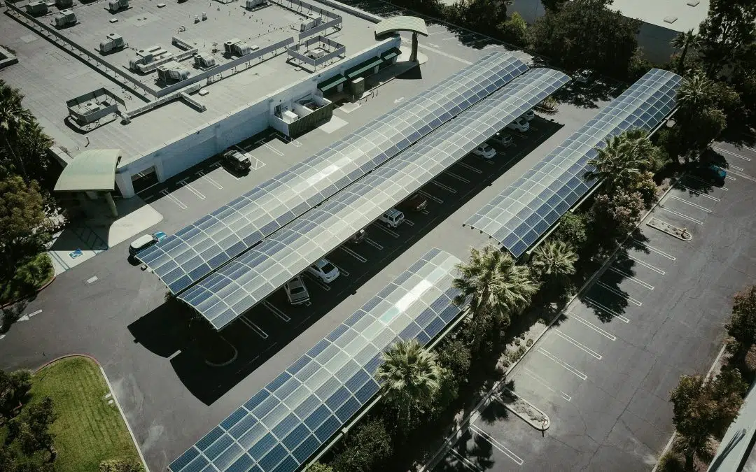 Ombrière photovoltaïque sur parking d'entreprise vue aérienne - borne de recharge photovoltaïque entreprise - DIGITALSUN ENR