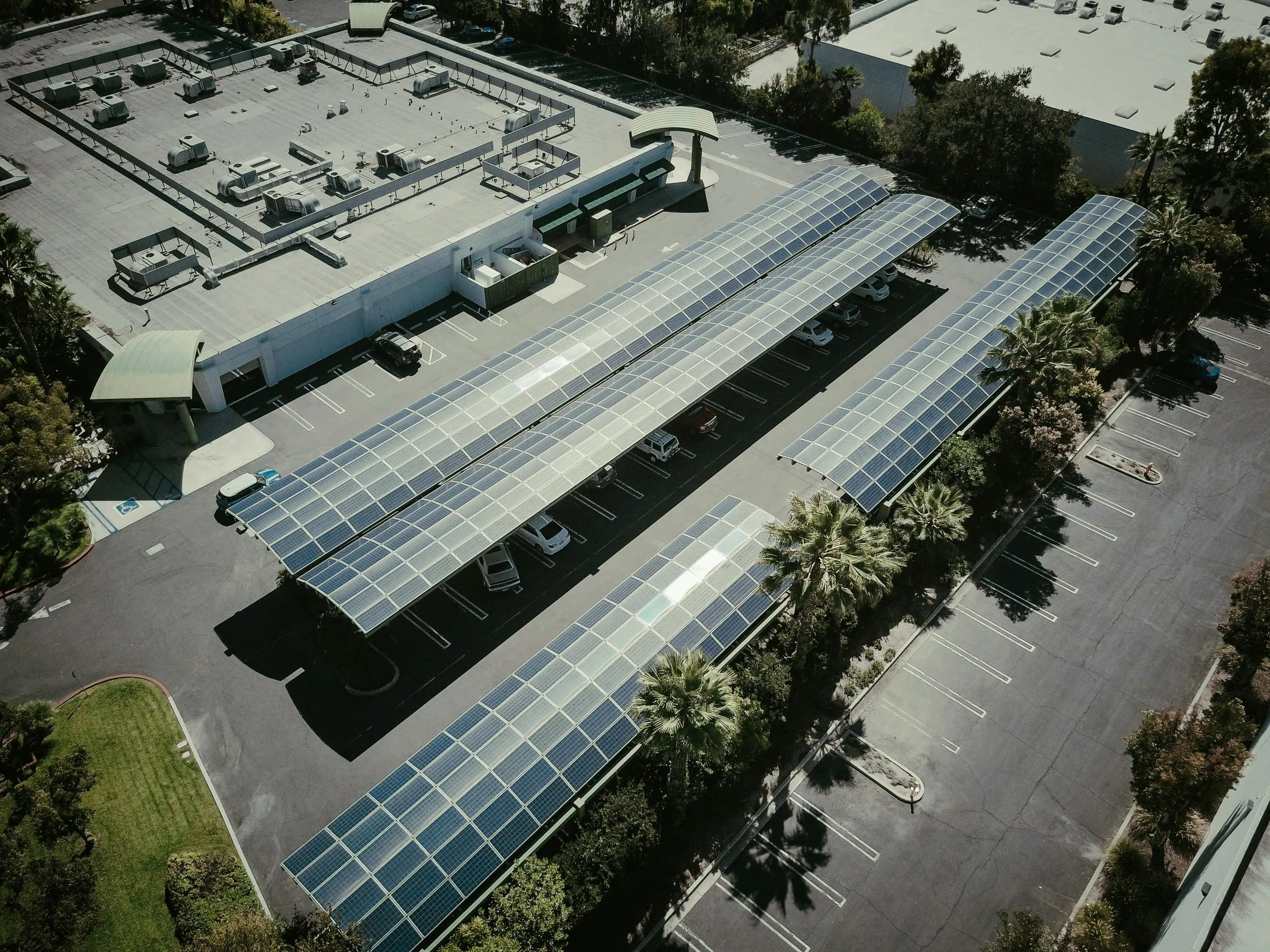 Ombrière photovoltaïque sur parking d'entreprise vue aérienne - borne de recharge photovoltaïque entreprise - DIGITALSUN ENR