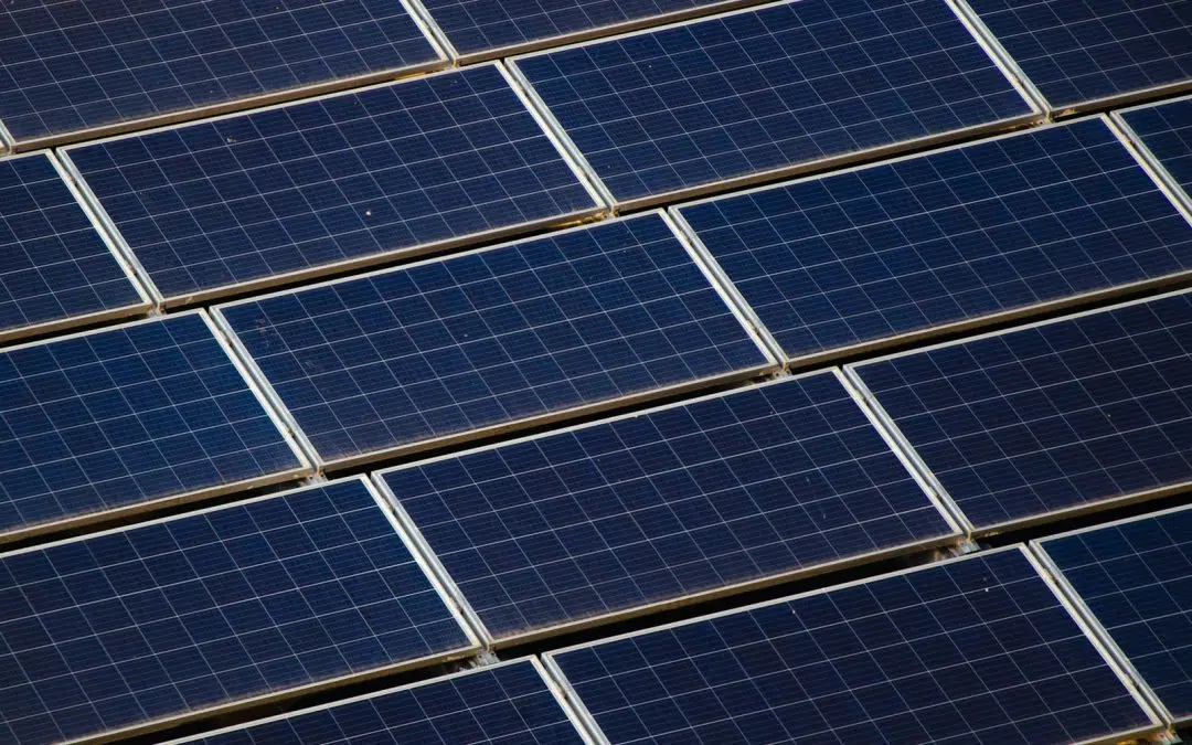 Centrale photovoltaïque sur toiture hôtel - vue aérienne grande installation solaire hôtellerie - DIGITALSUN ENR